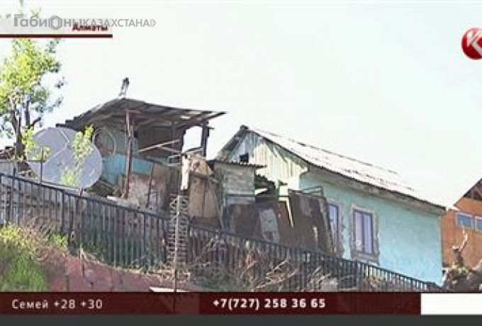 В Алматы из-за дождей сараи и теплица уже обрушились с обрыва, на очереди - дома